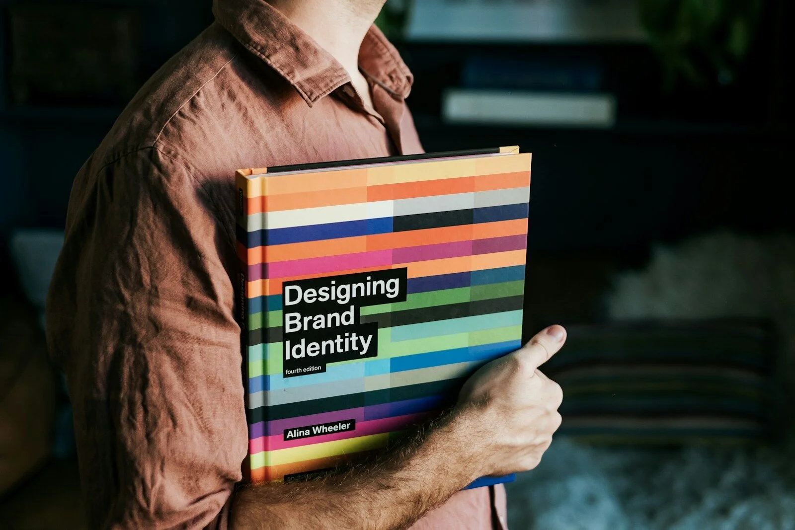 Livre Designing Brand Identity ouvert — référence en charte graphique et identité de marque