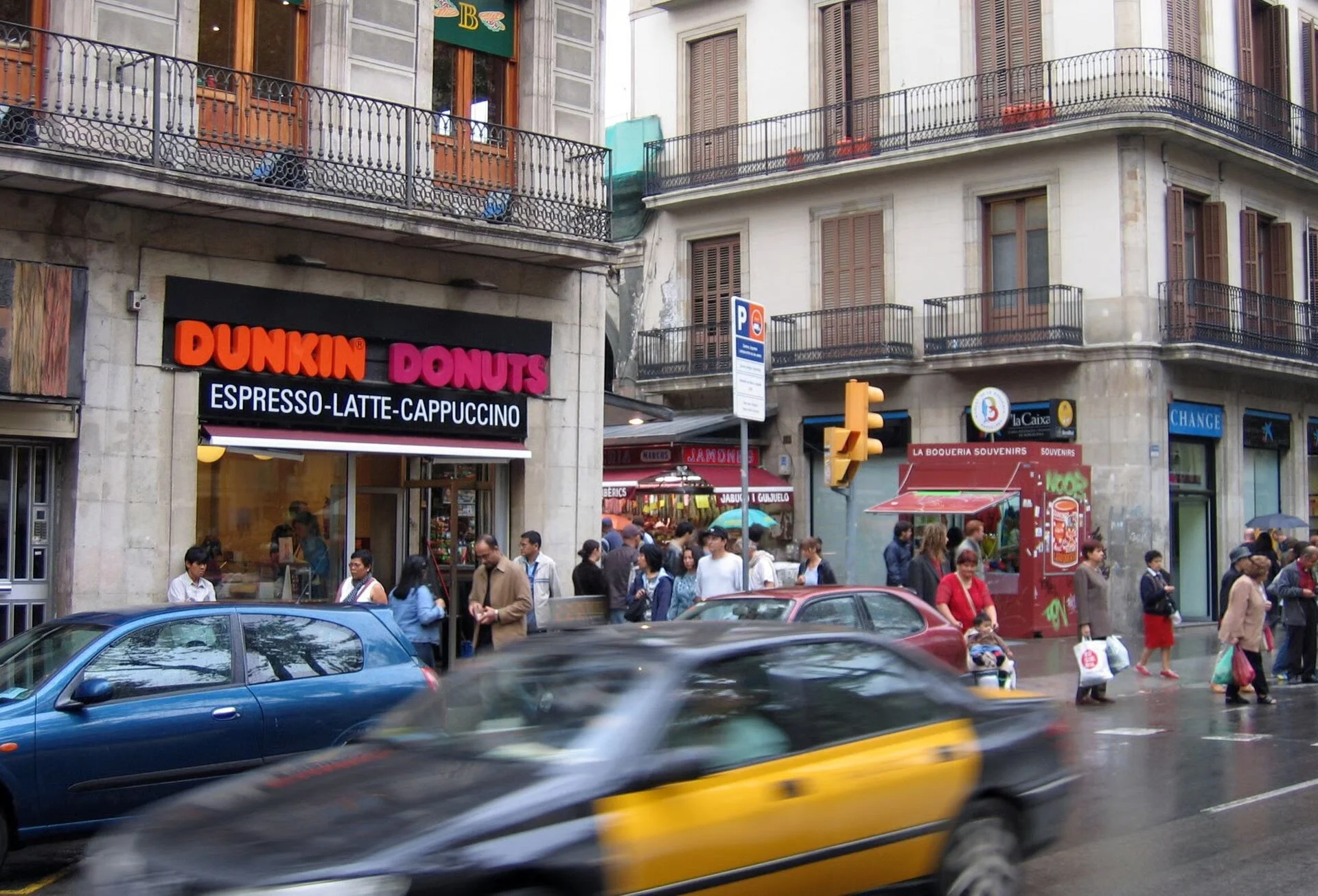 Signalétique Dunkin' en contexte — exemple d'identité de marque déployée dans l'espace urbain.