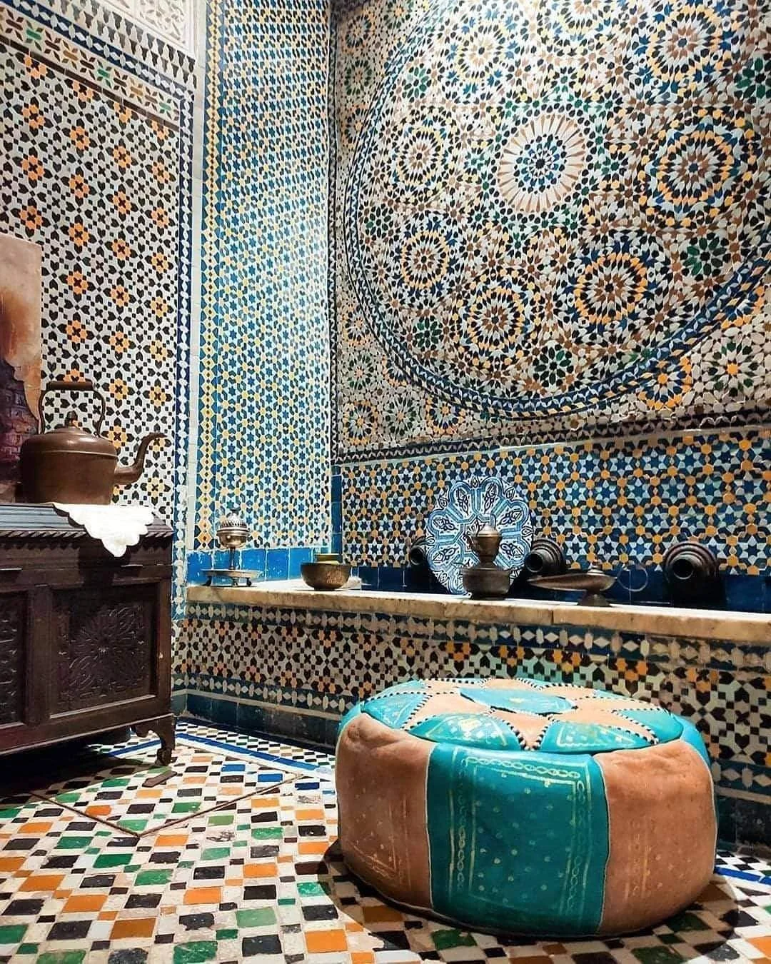 Zellige marocain — formes géométriques différentes assemblées dans une unité parfaite.